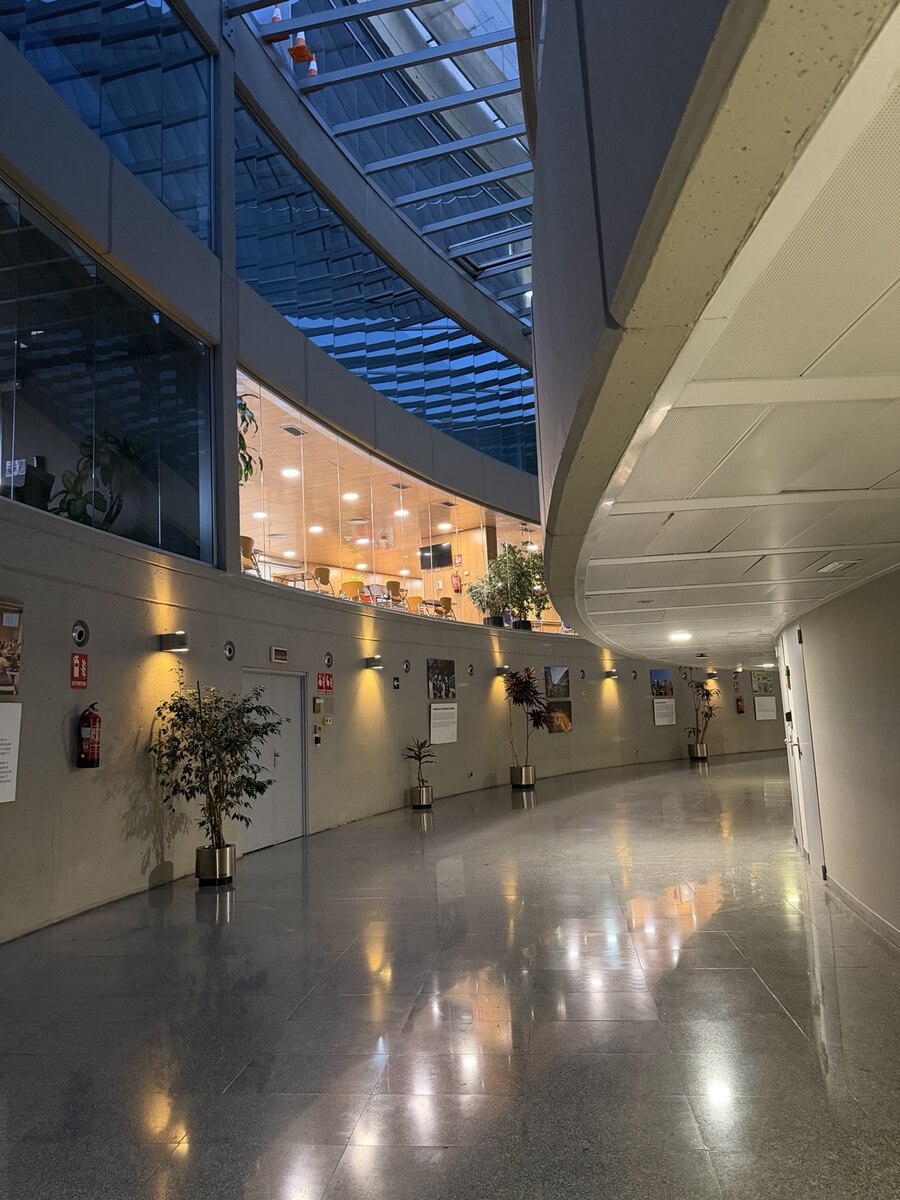Acceso interior a Café 112