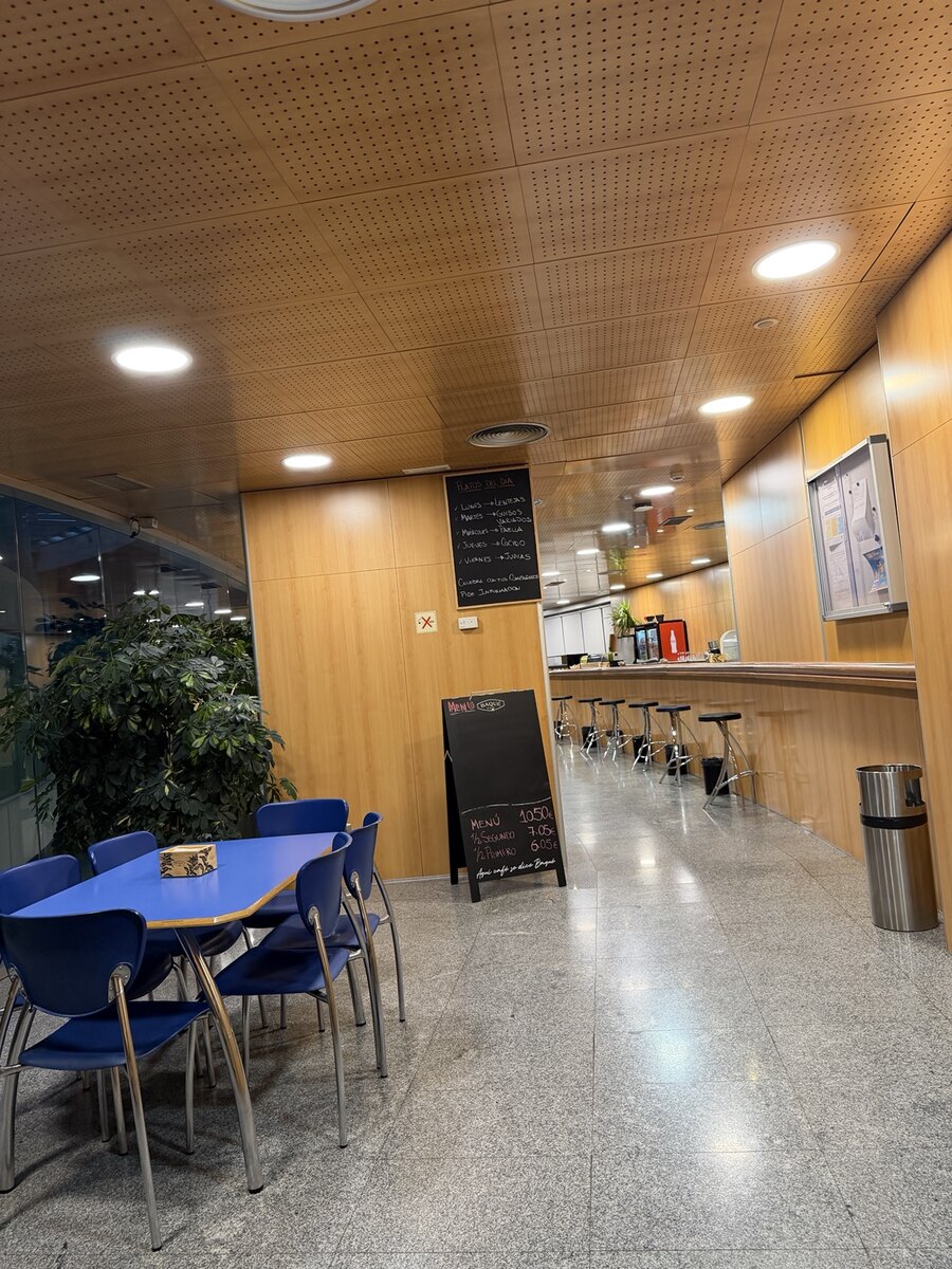 Entrada y zona de barra de Café 112