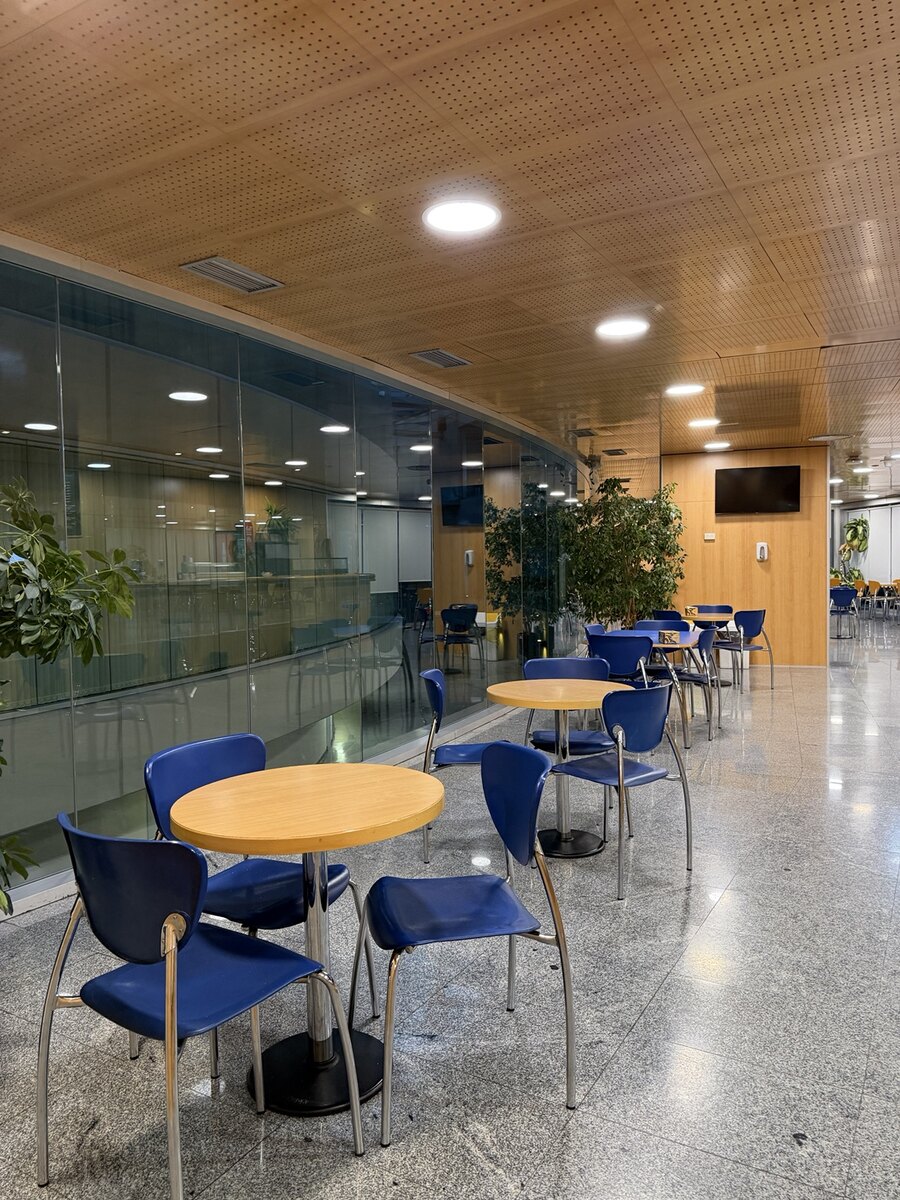 Zona de mesas de Café 112